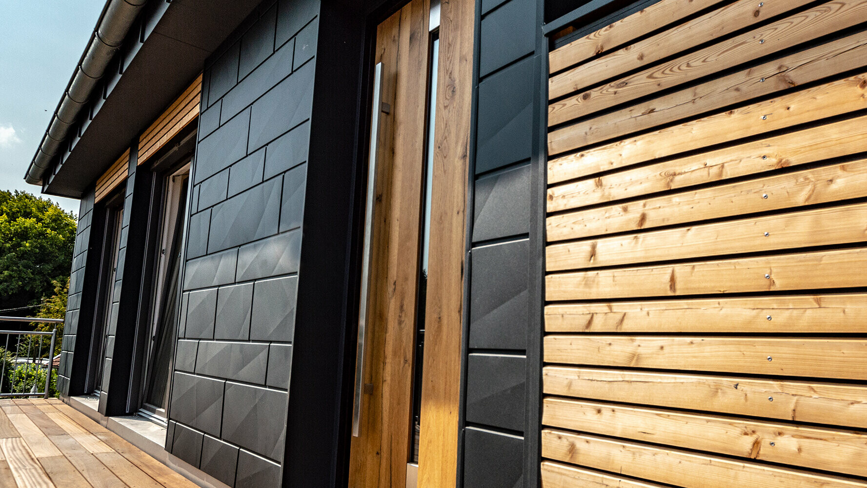 Detached house with a combination façade made of aluminium and wood