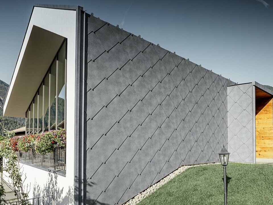 Rhomboid roof and façade tile 44 × 44 in stone appearance at a beauty salon in Livo, Italy