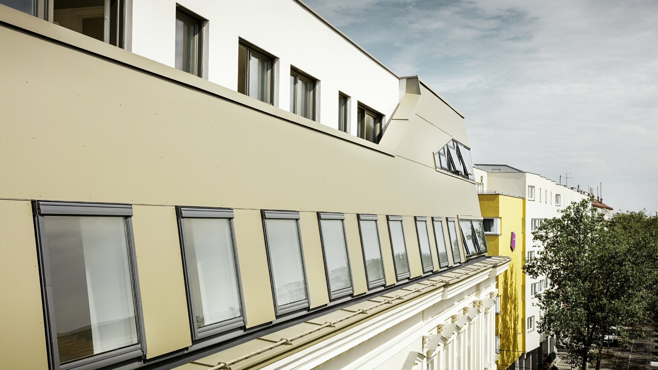 Roof extension in the Schloßhofer Straße in Vienna with PREFA aluminium composite panels in bronze