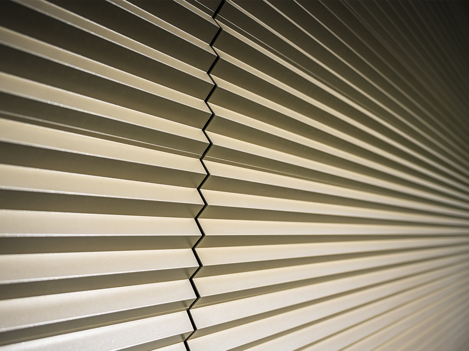 Detailed view of the PREFA serrated profile in bronze