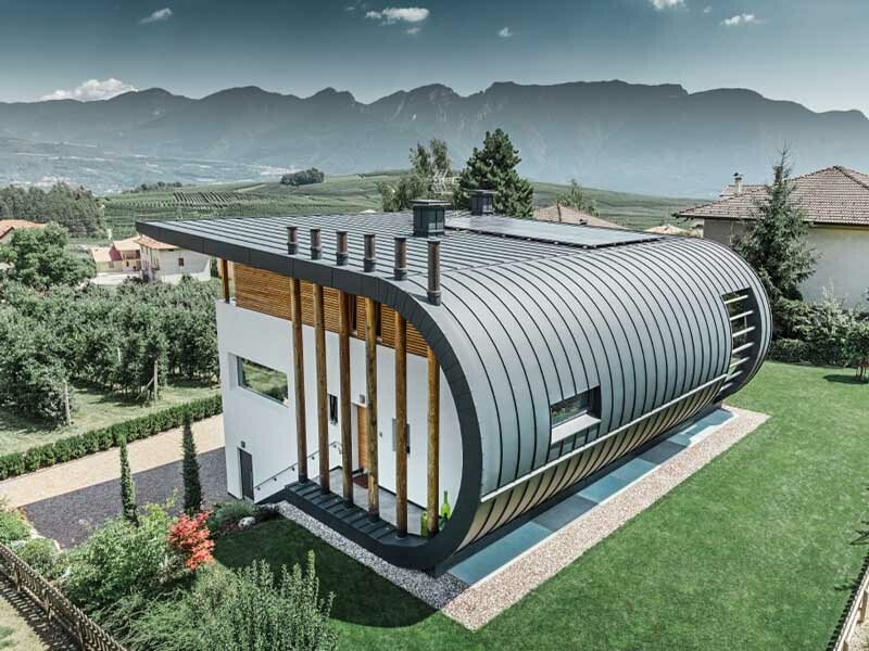Einfamilienhaus in Italien mit abgerundeter Dach- und Fassadenverkleidung aus PREFALZ in P.10 Anthrazit