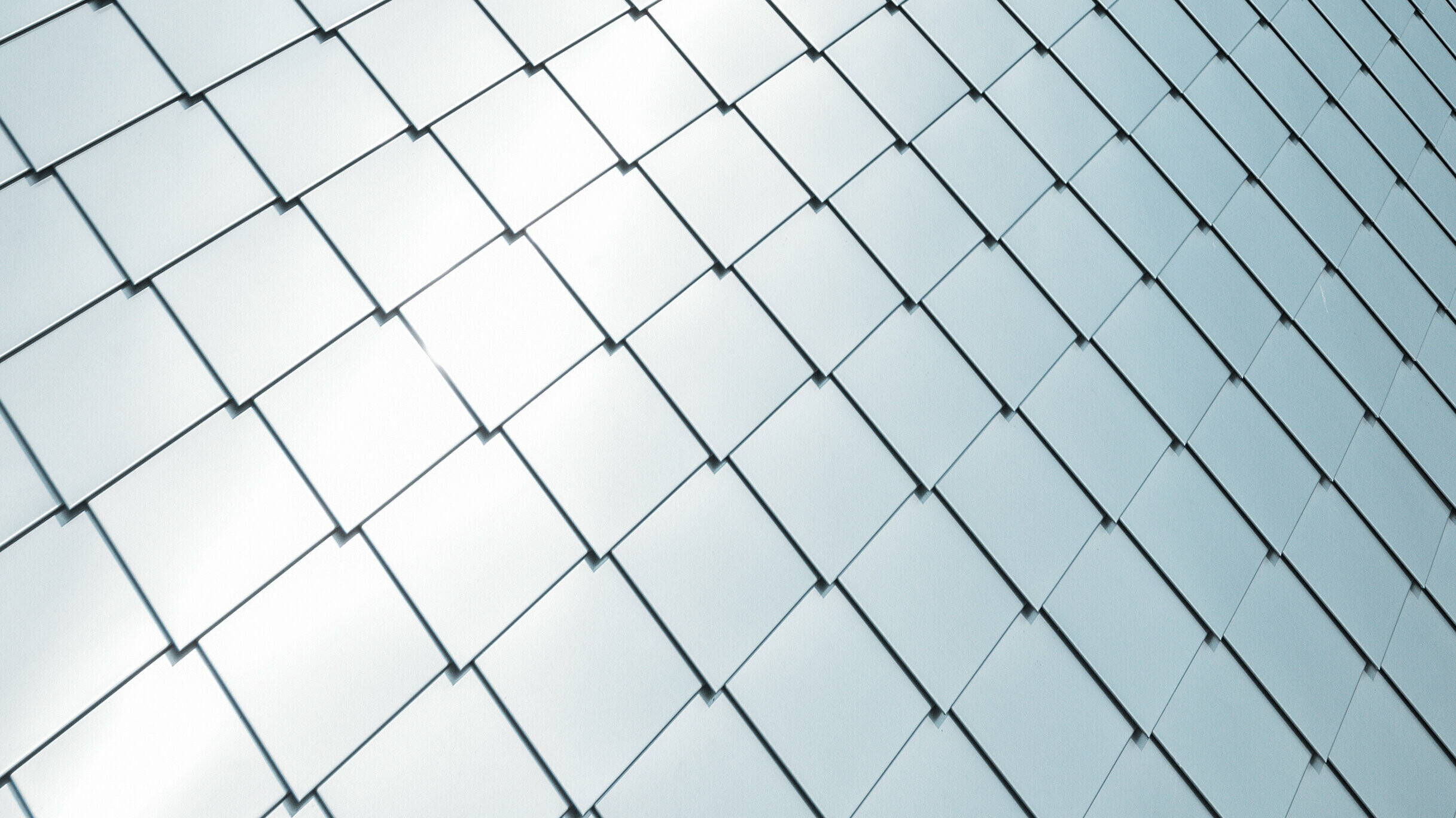 PREFA rhomboid façade tile 20 × 20installed, detailed view in plain aluminium