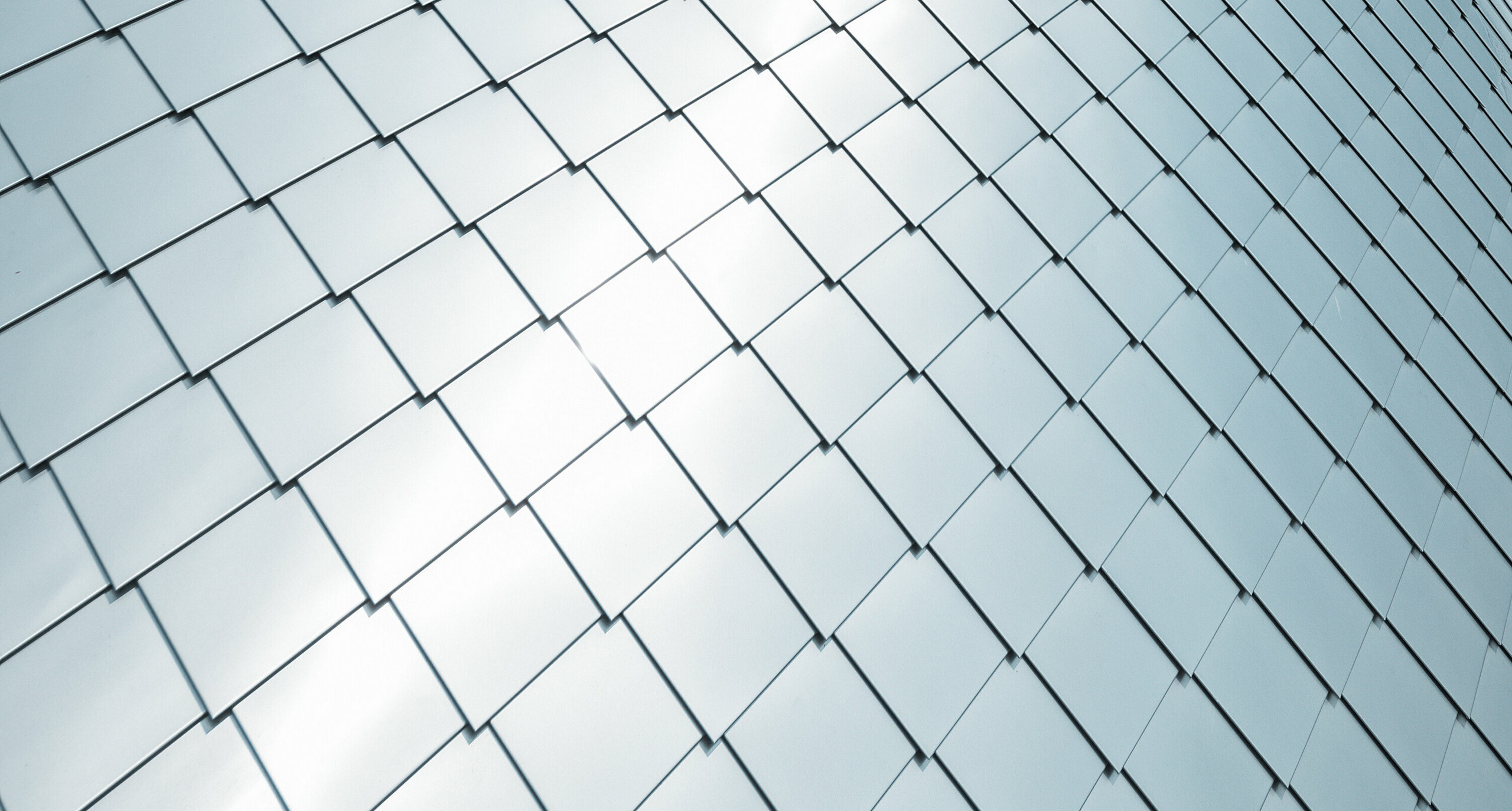PREFA rhomboid façade tile 20 × 20installed, detailed view in plain aluminium