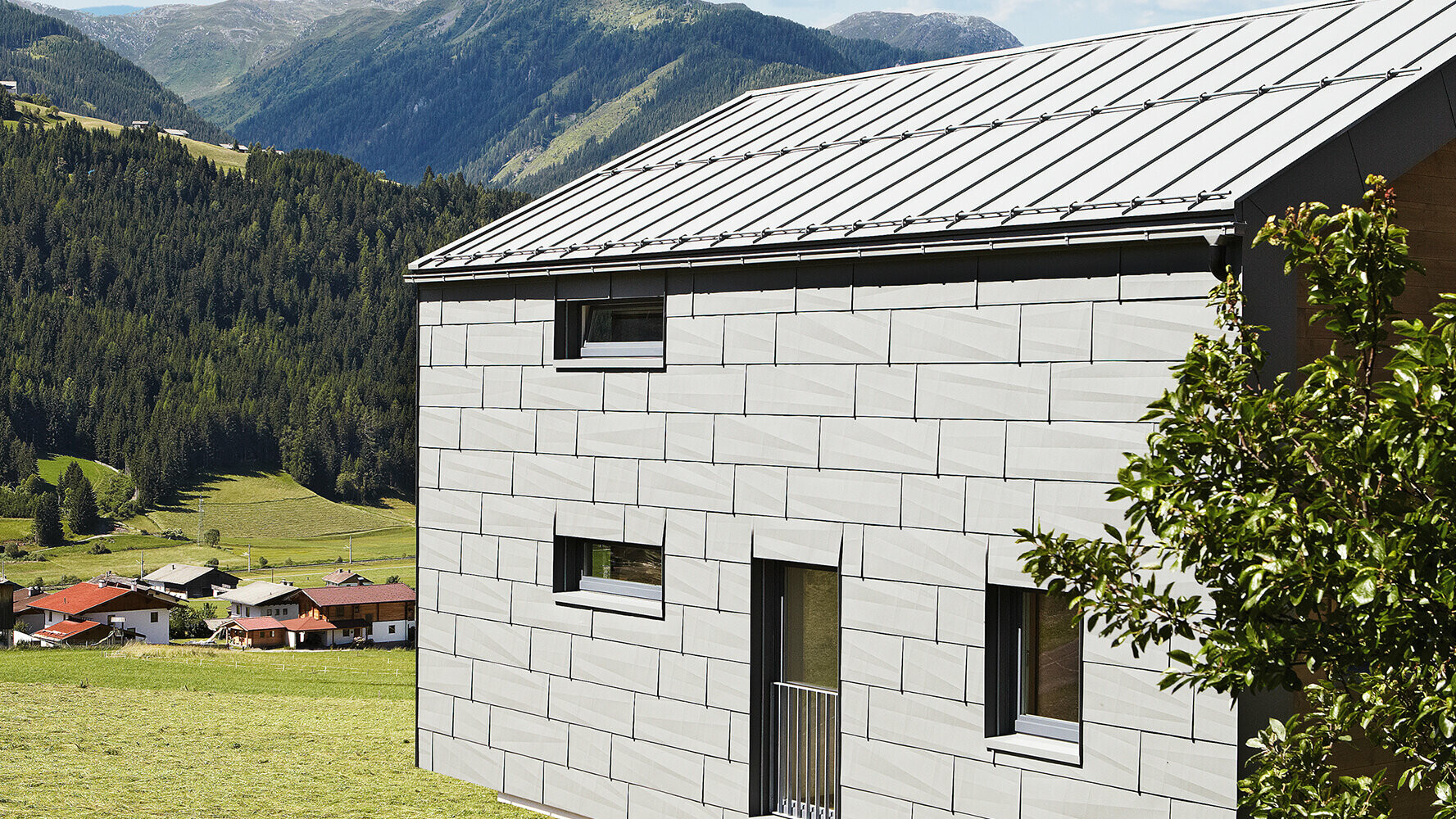 Detached house with Prefalz and PREFA FX.12 façade panels in light grey