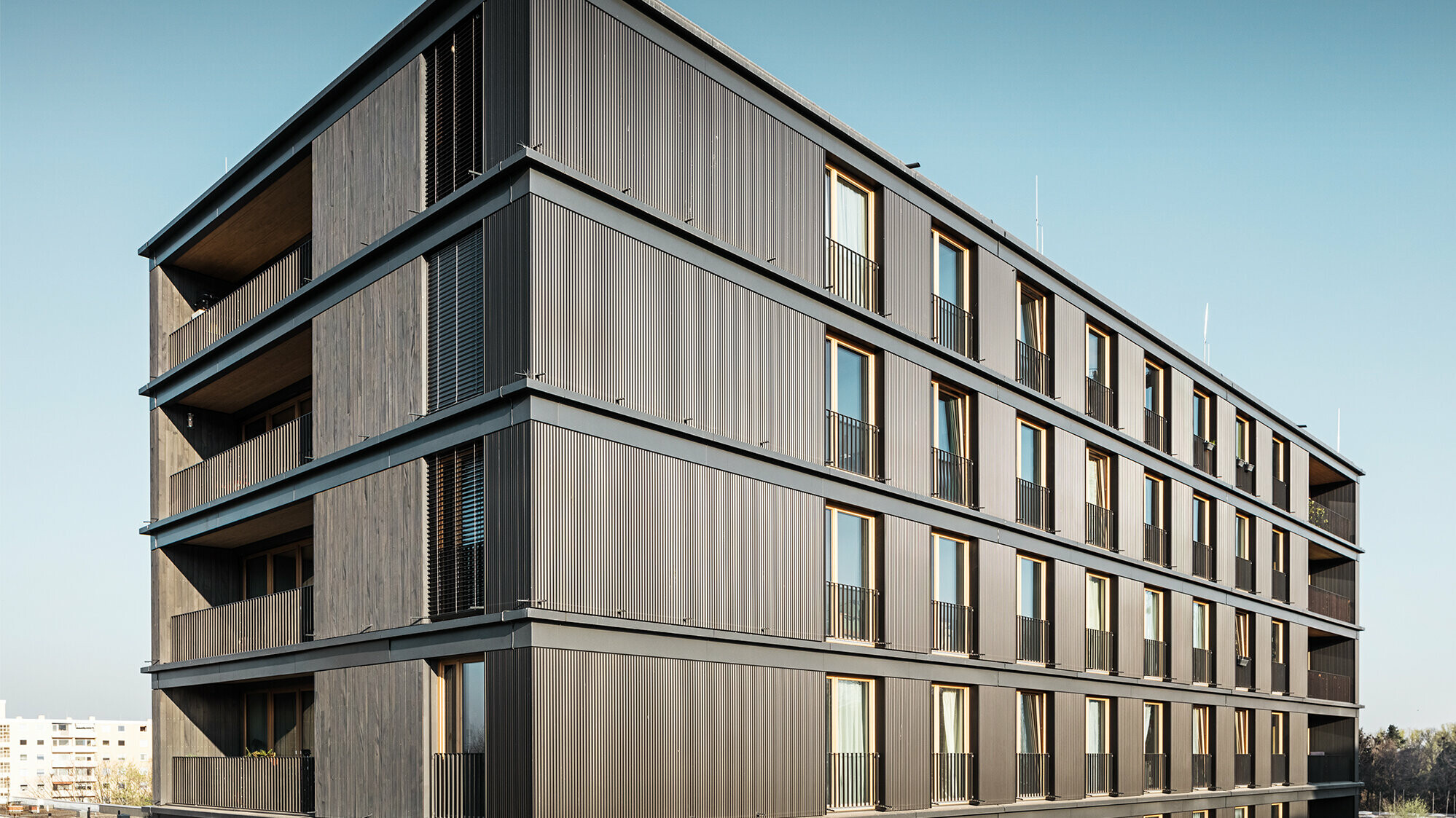  The residential and commercial building from the side: it is difficult to tell the difference between the PREFA ripple profile and the timber façade.