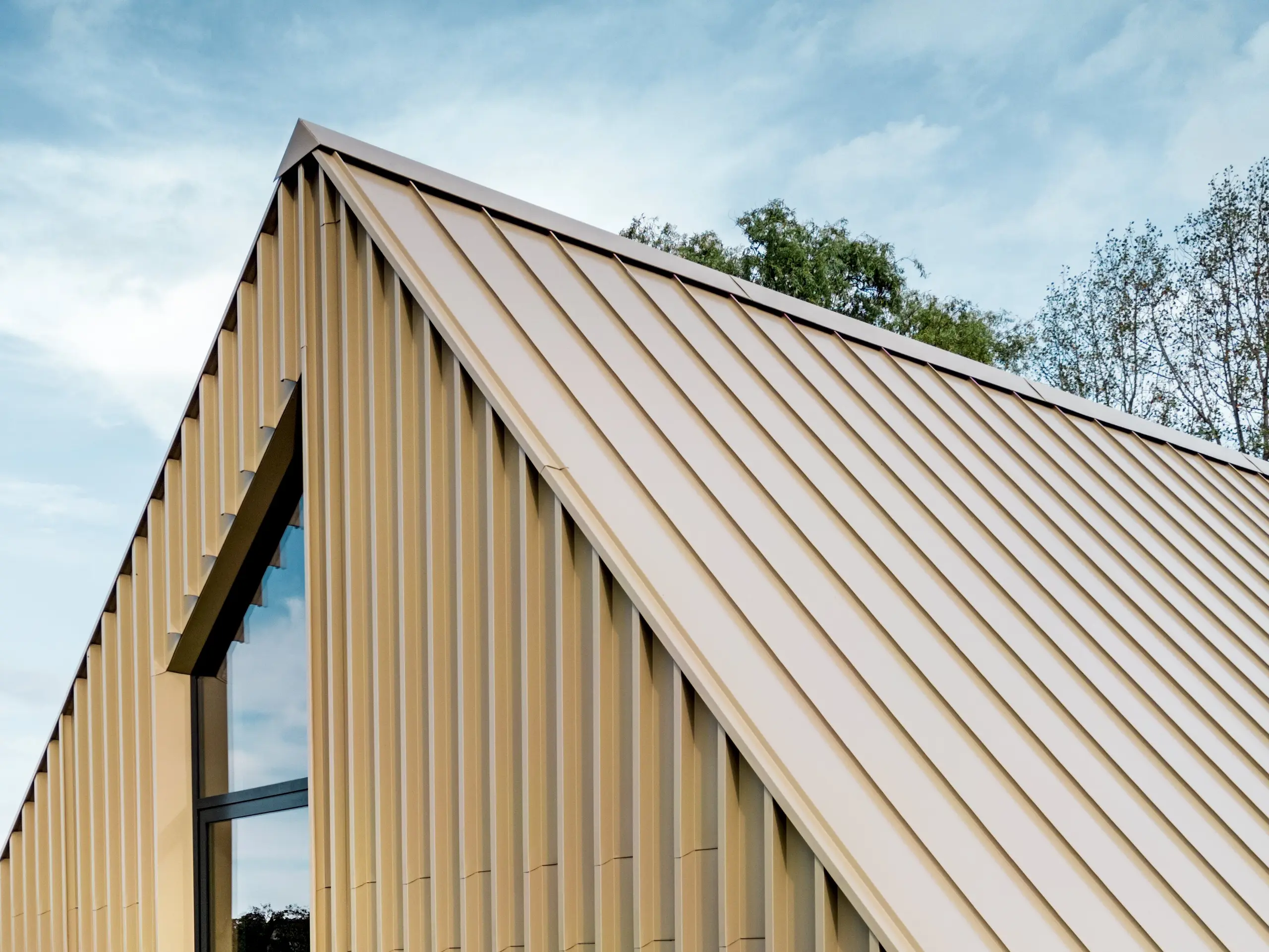 PREFA Falzonal Fassade im Farbton Neukupfer