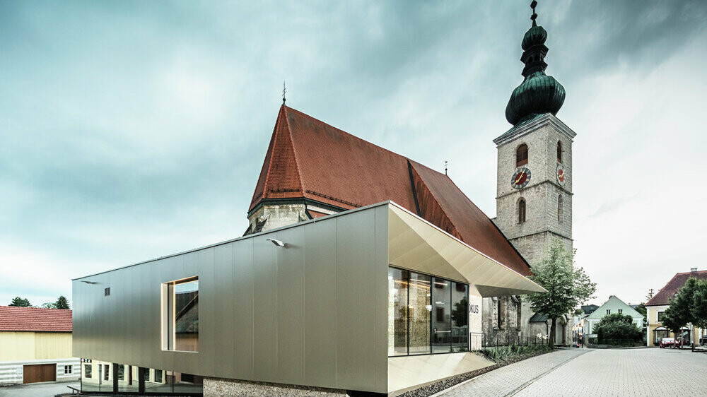 The modern parish centre in Sierning was clad with PREFABOND in bronze on the façade and the soffit