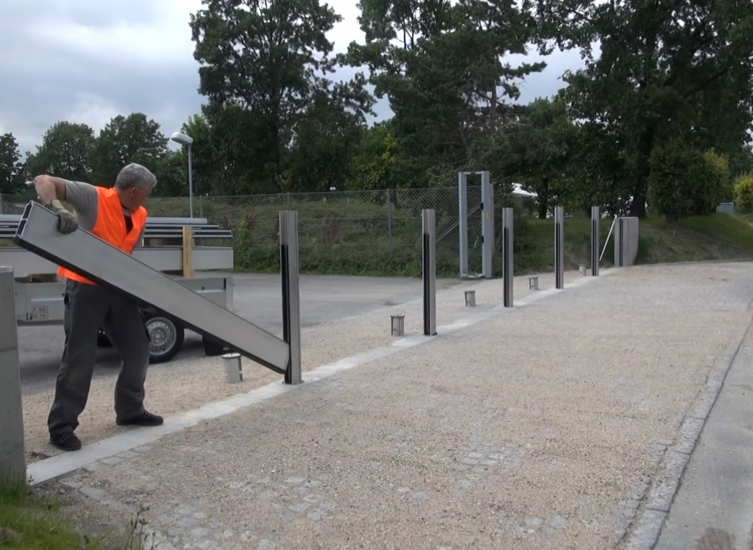 A man installs the PREFA flood protection system. 