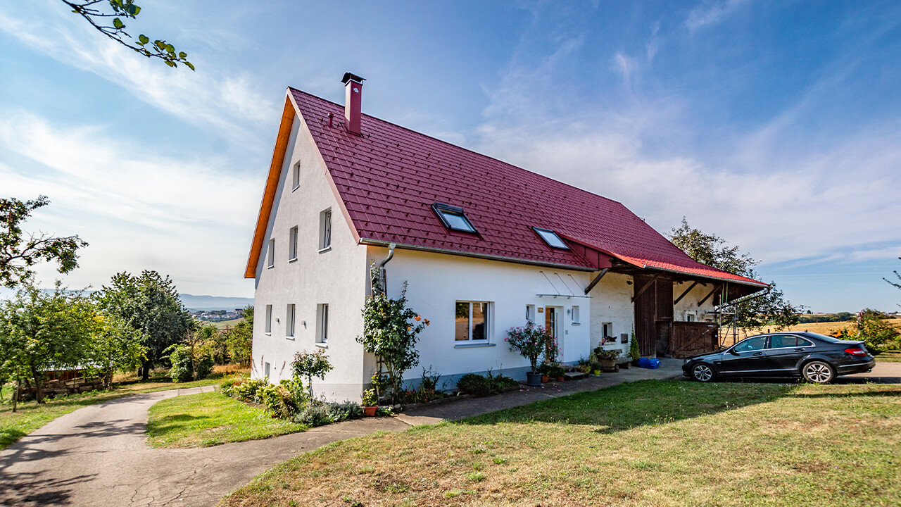 Old small farmhouse in the country beautifully refurbished with the PREFA roof tile in oxide red.