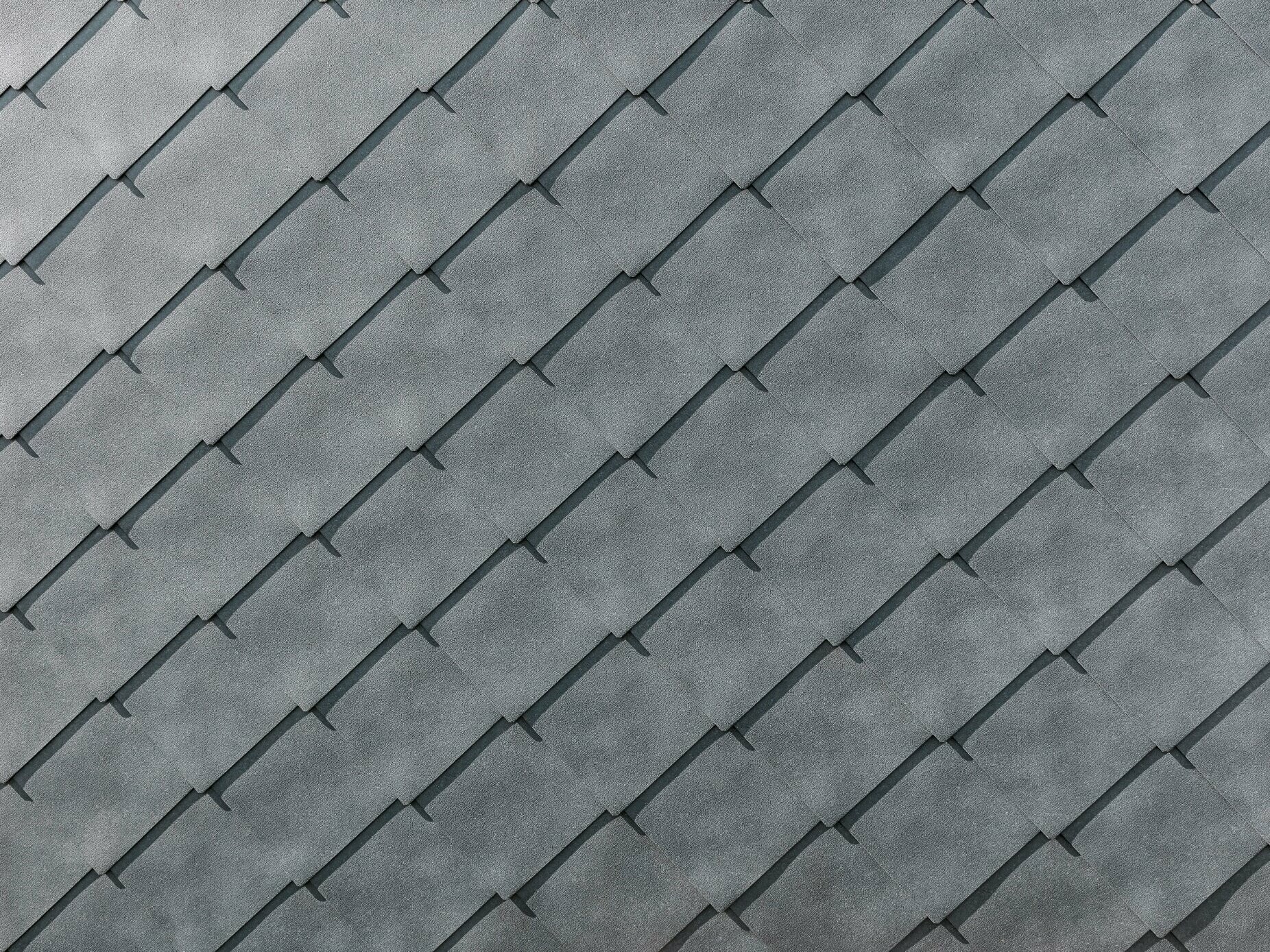 Detailed image of the PREFA aluminium rhomboid façade tiles 44 × 44 in P.10 stone grey