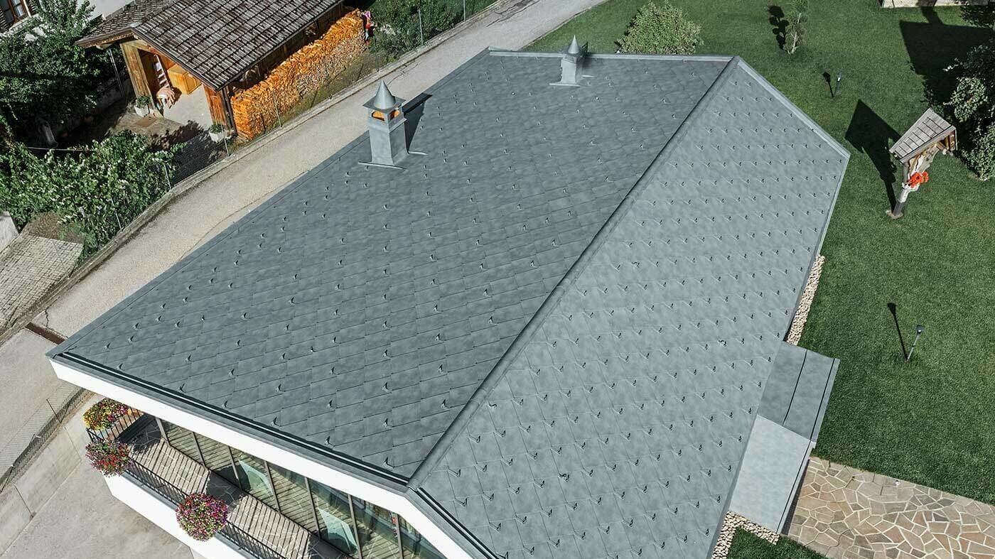 Vogelperspektive des modernen Schönheitssalons in Livo; Das Dach wurde mit der PREFA Dachraute in  44 × 44 in Steingrau eingedeckt.