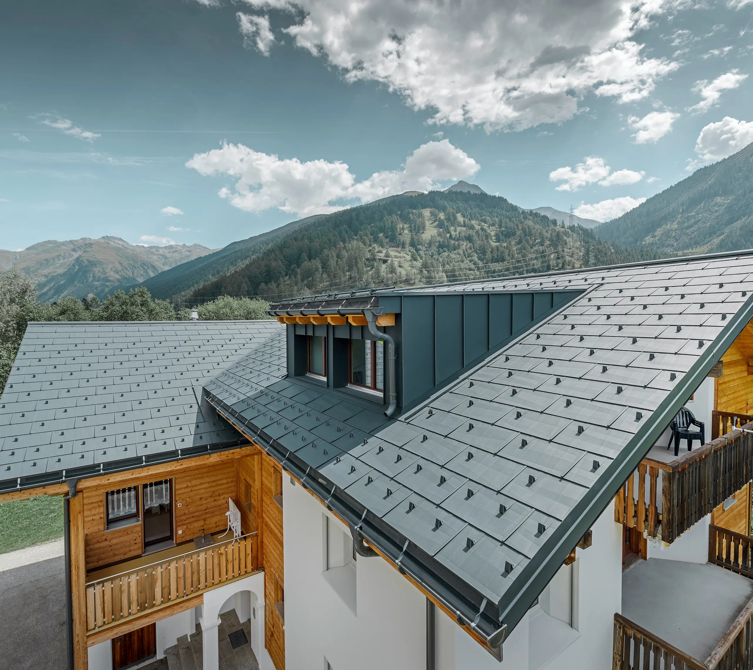 Newly refurbished residential building with gabled roof and dormer. The roof was refurbished with the PREFA FX.12 roof panel in anthracite.