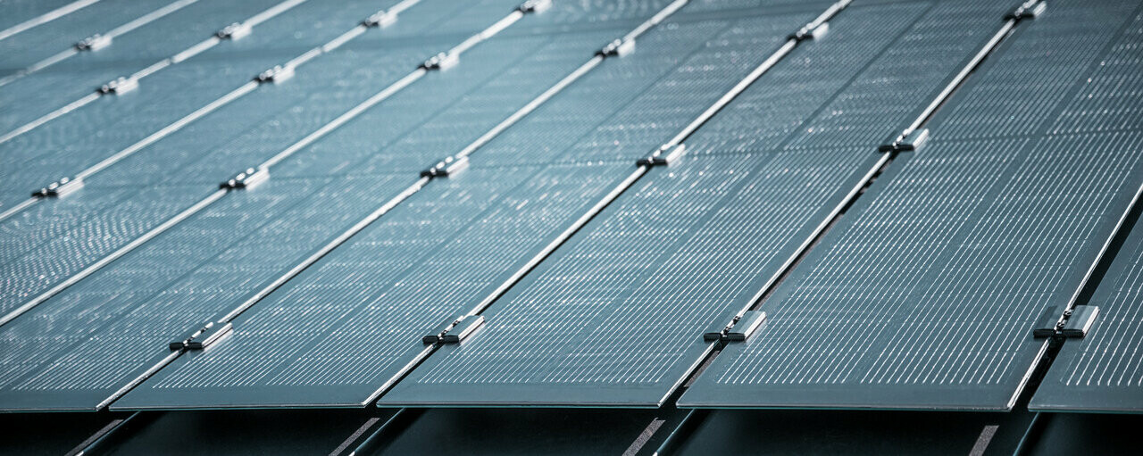 Detailed view of the installation of Prefalz solar panels on a roof in Meschede