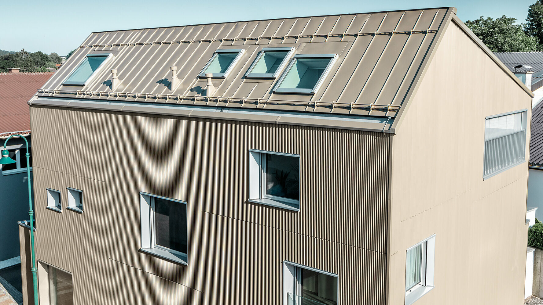 Modern residential building with roof covering and façade cladding made of aluminium by PREFA