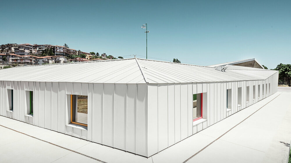 PREFALZ roof and façade in Prefa white on the Catania WonderLAD care home