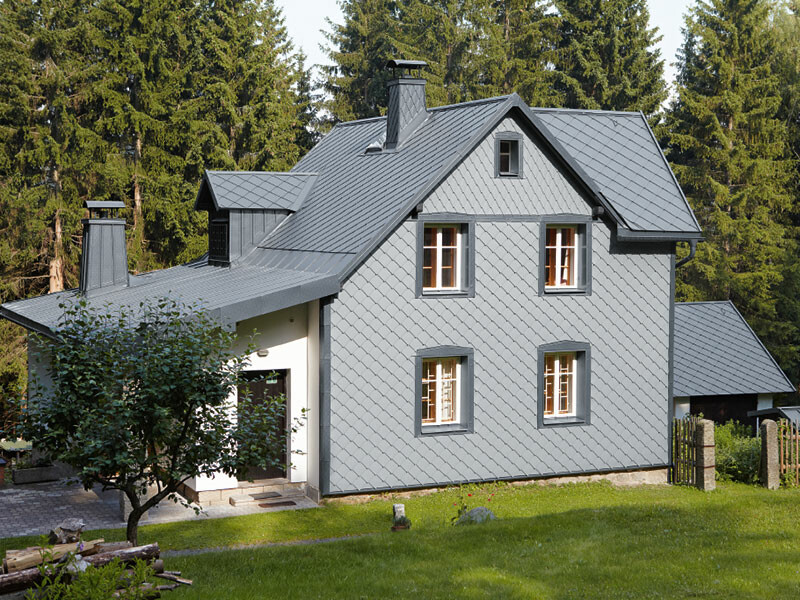 Detached house in the woods with a weather-resistant PREFA aluminium façade in light grey.