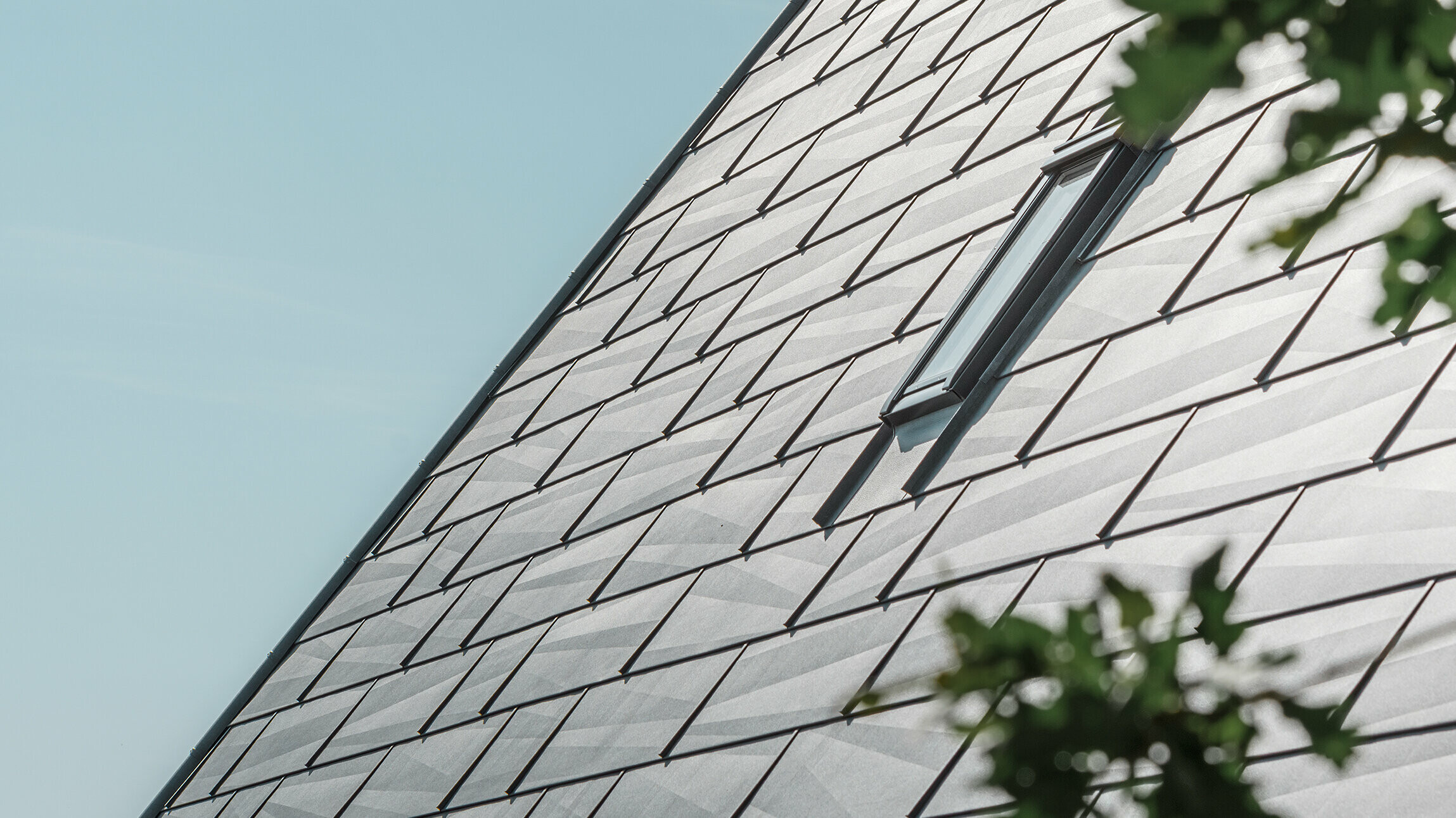 Close-up of the PREFA FX.12 roof panel in the colour P.10 stone grey.
