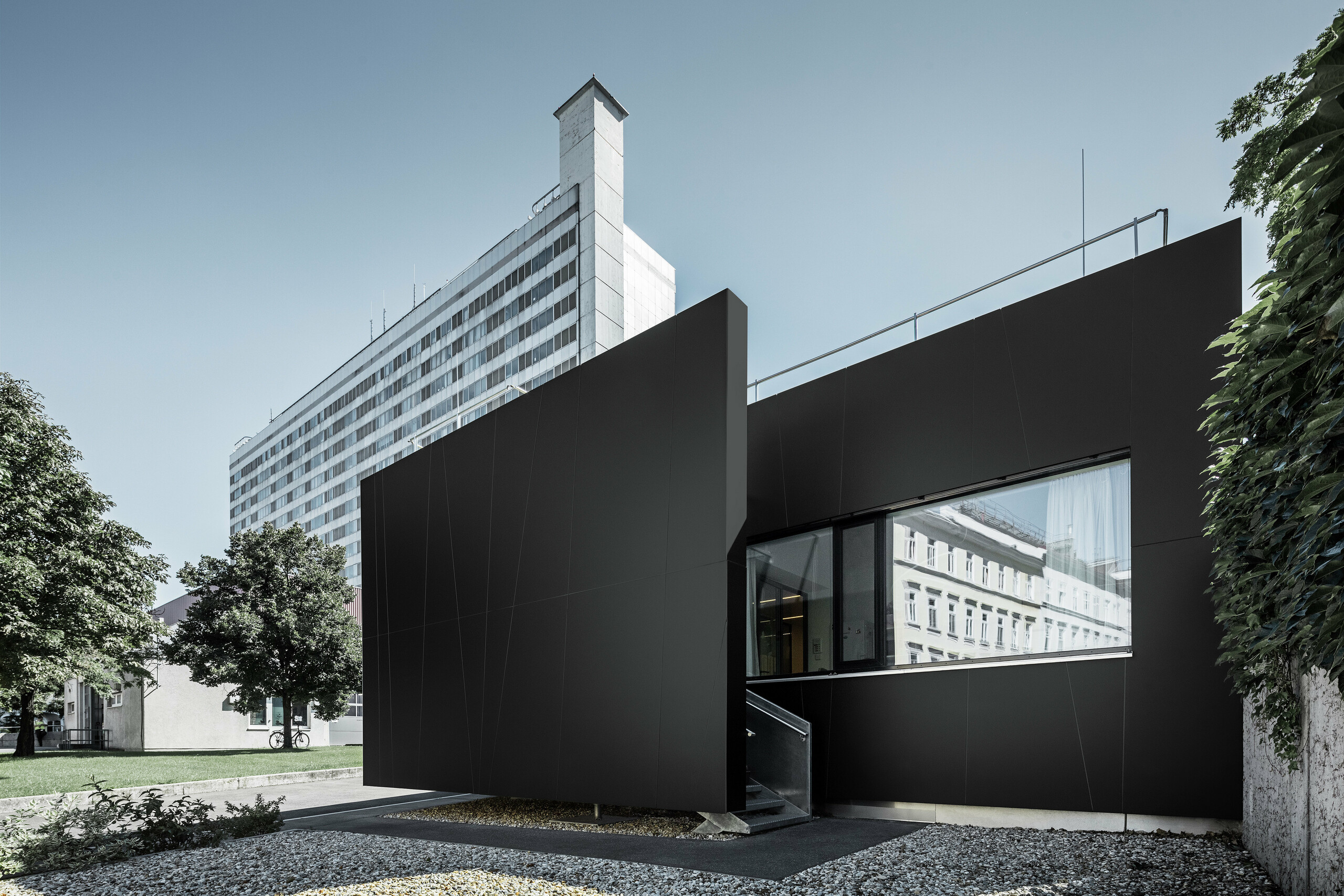 The frontal view of the Central A&E Department at the Landstraße Clinic on Juchgasse, Vienna, was clad with black grey PREFABOND aluminium composite panels.