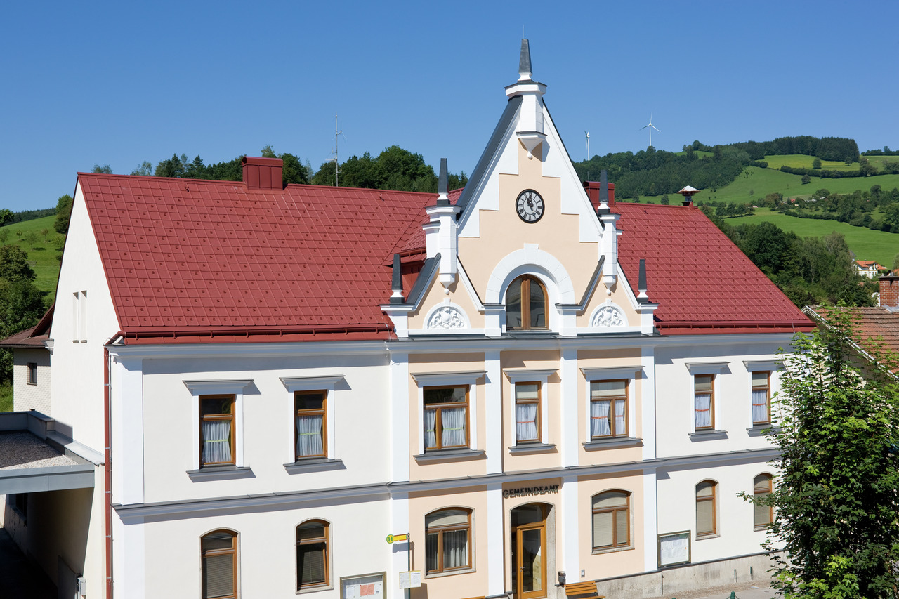 Traisen Municipal Office covered with the PREFA roof tile and the PREFA on-roof gutter