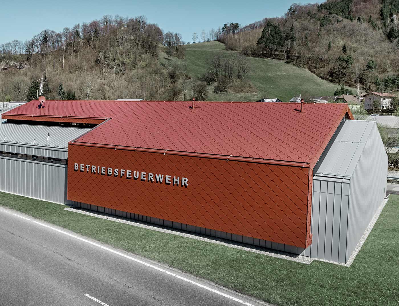 PREFA rhomboid roof tile 44 × 44 oxide red reference The new fire station for PREFA and Neuman Aluminium’s own fire brigade was clad with the new 44 × 44 rhomboid roof and wall tiles in P.10 oxide red and Prefalz in metallic silver.